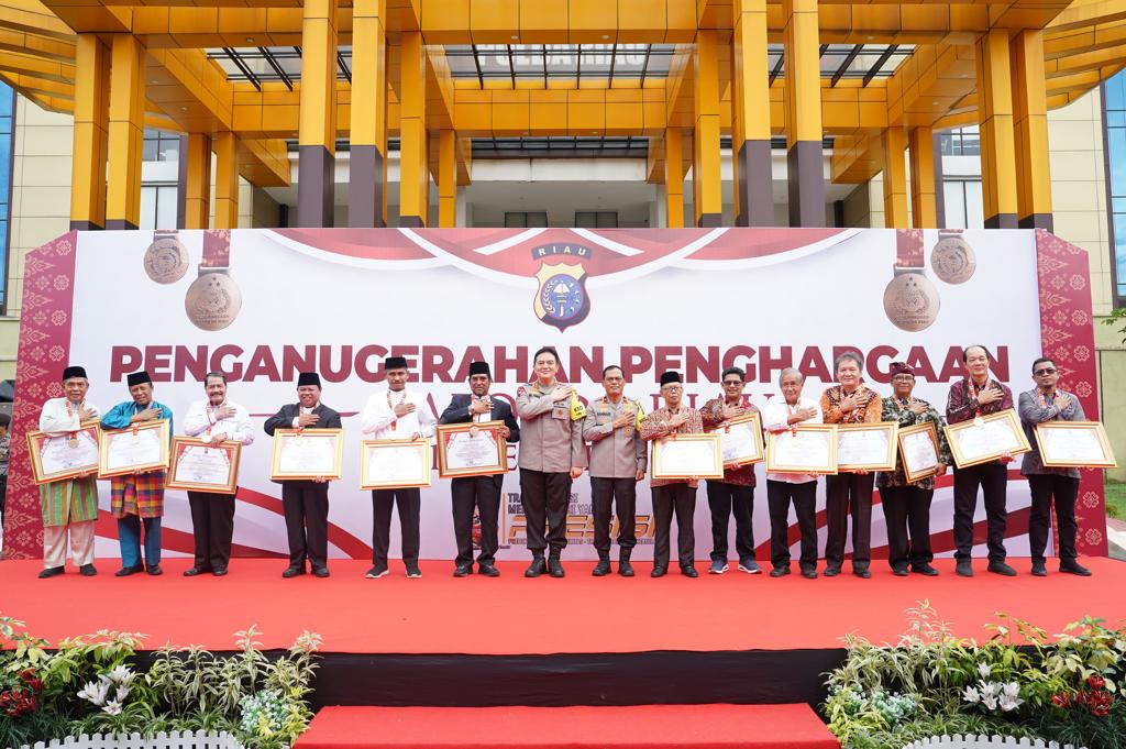 Irjen Pol Moh Iqbal Beri Penghargaan Kepada Sejumlah Tokoh Terbaik di Riau